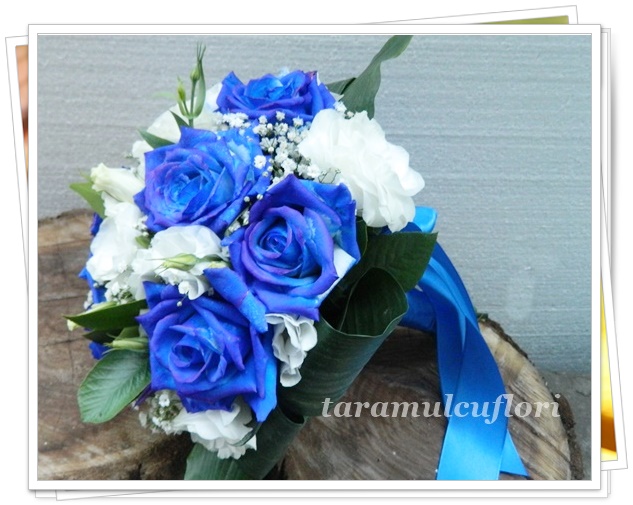 Buchete de mireasa din trandafiri albastrii.0356